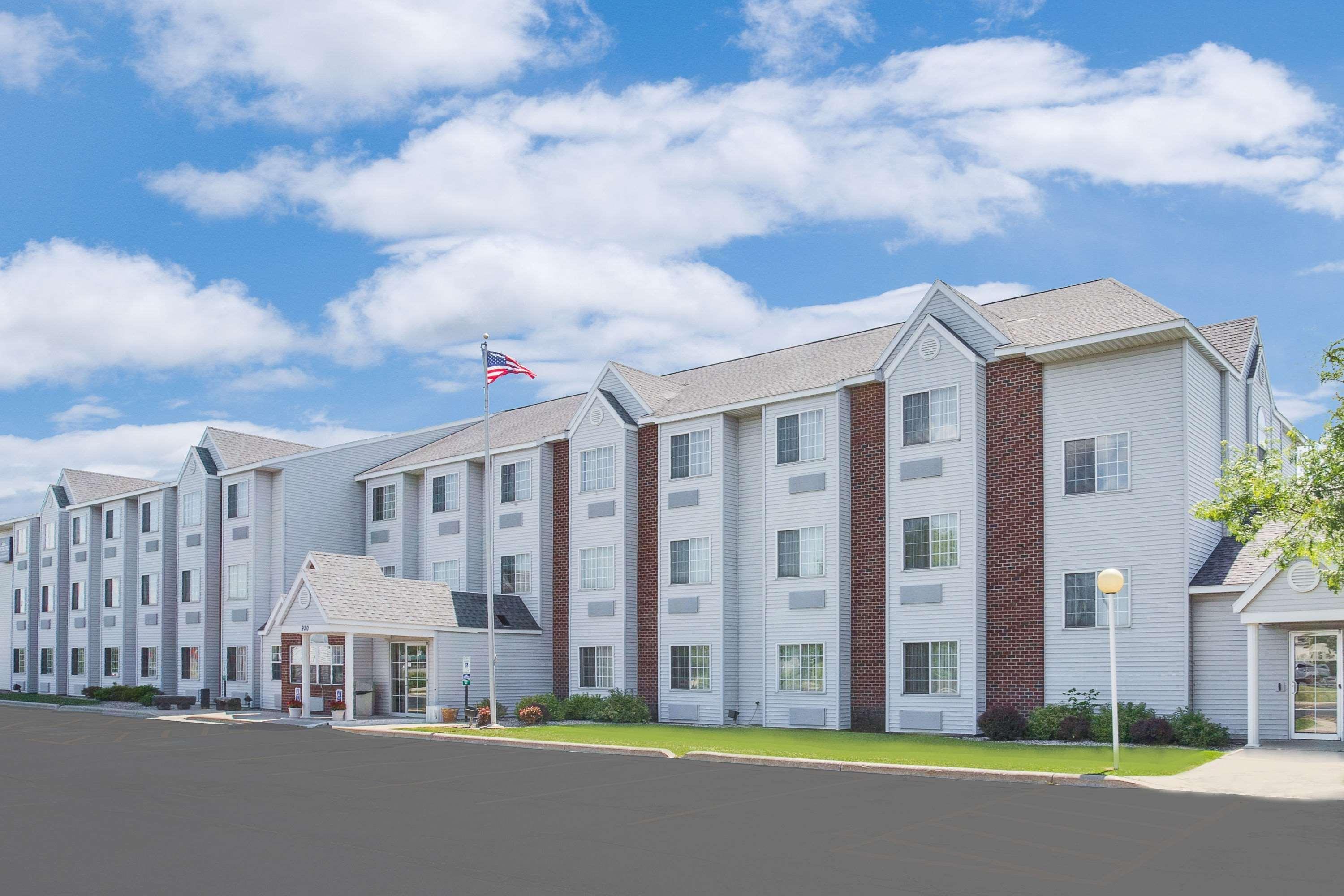 Microtel Inn & Suites By Wyndham Fond Du Lac Exterior photo